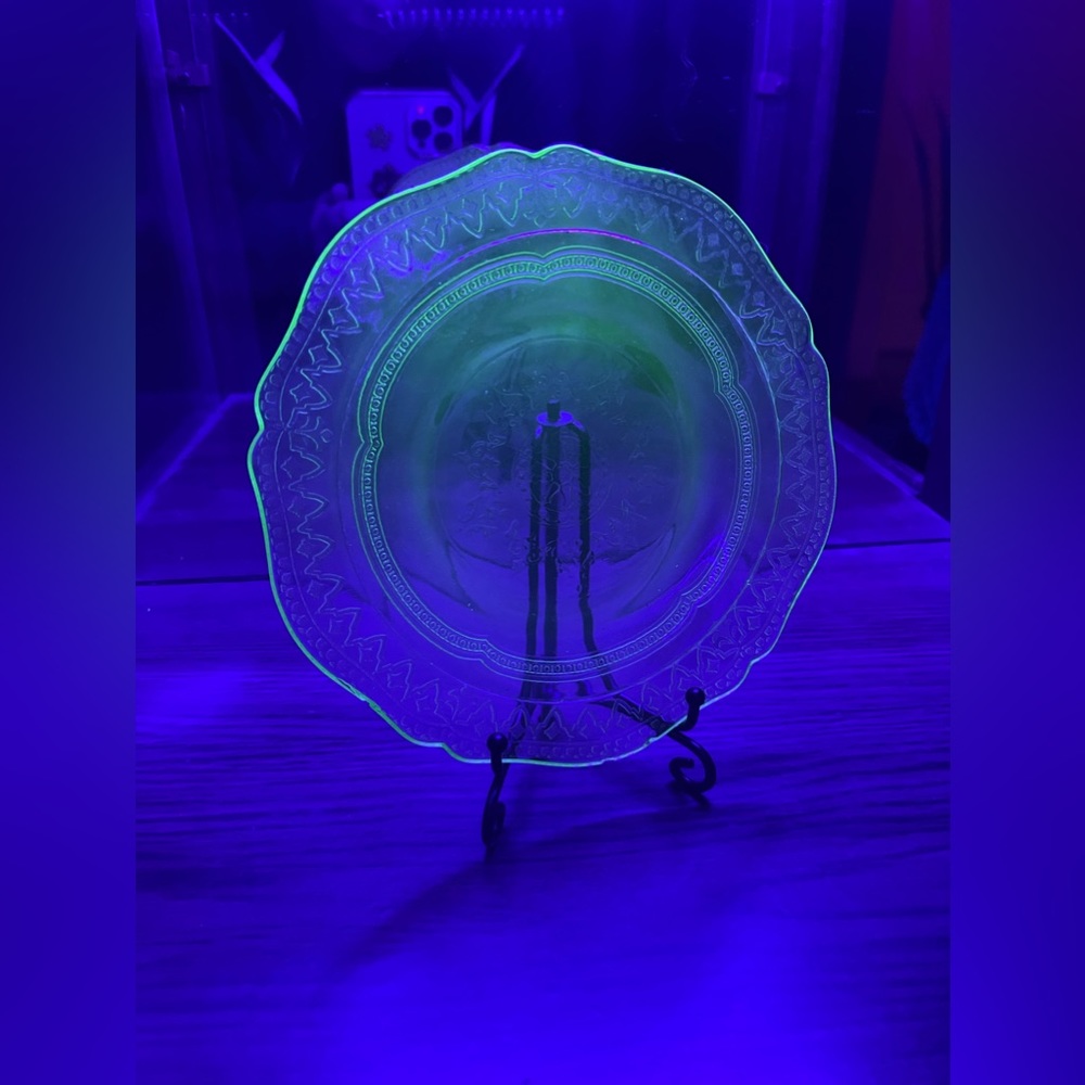 Vintage uranium (vaseline) glass tea plate!💚